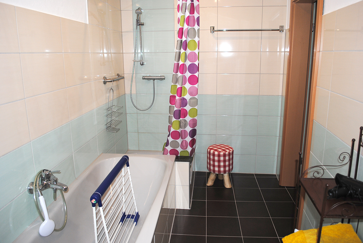 Weingut Schuh-Sausen Reil Mosel Ferienwohnung Ella Bad