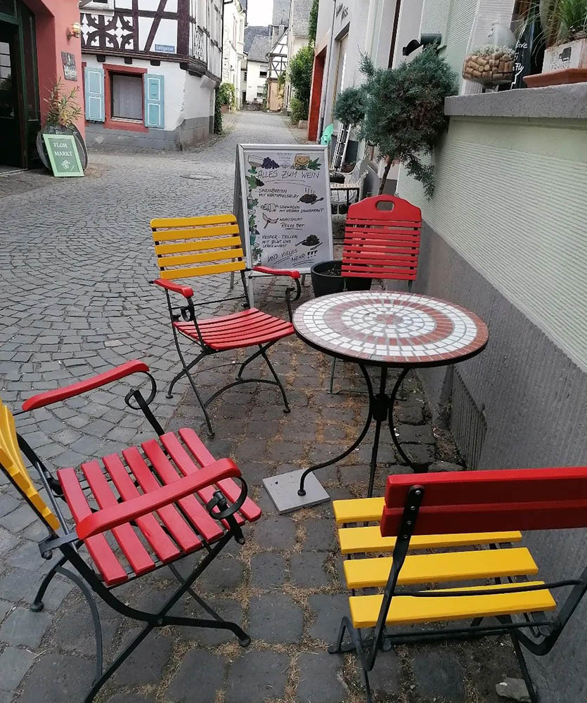 Weingut Schuh-Sausen Reil Mosel Weinstube Winzerstube Gartenstühle