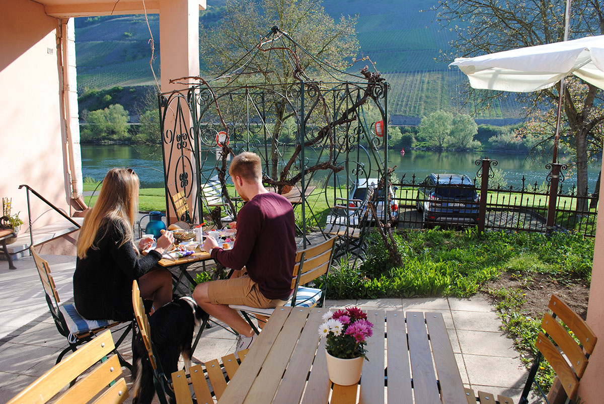 Weingut Schuh-Sausen Reil Mosel Frühstück Garten